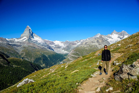 洛文兹麦特洪在瑞士策尔马特美丽的风景徒步旅行者