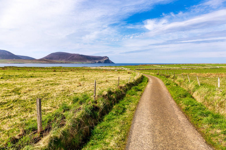 Stromness 附近海岸的一条路