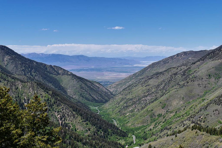 图尔从 Oquirrh 山沿瓦萨奇前的岩石山脉, 由肯尼科特力拓铜矿, 寻找图尔由大盐湖在春季。犹他州, 美国