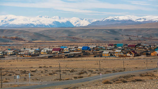 俄罗斯阿尔泰山脉的村庄全景图片