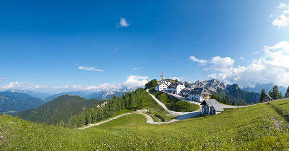 蒙特 lussari 小山村 意大利的全景视图