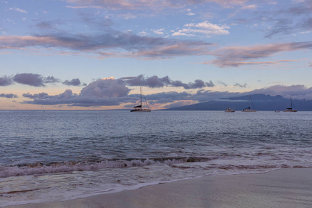 一座美丽的日落沿卡纳帕里海滩在茂宜岛