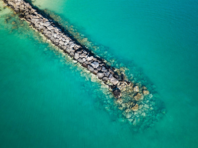 在夏威夷西岸瓦胡岛 Pokai 湾的 Pililaau 海滩公园, 从上面喷出的岩石海岸波浪从上面喷射到清澈的绿松石水域。