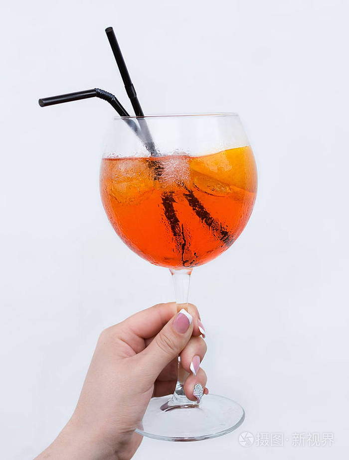 aperol 喷鸡尾酒在妇女手上