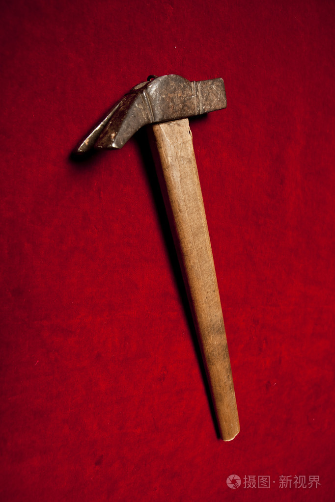 红色背景上的木柄老八角锤