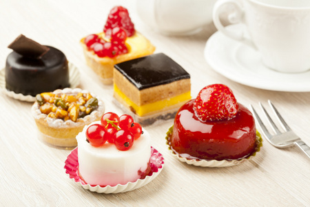不同的美丽糕点, 小五颜六色的甜蛋糕照片