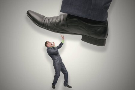 女生踩男人图片