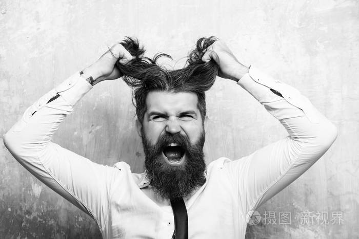 男人发疯了他的头发流泪了长胡子的胡子人或时髦的呼喊的面孔