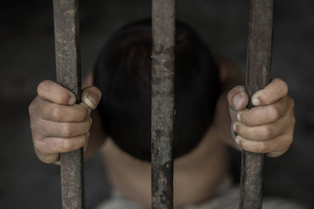 被贩运者绑架并被囚禁在钢管的儿童绝望的被绑架的妇