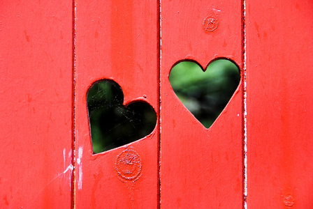 红门上的两个心脏形状。