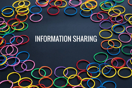 信息共享理念彩色橡皮筋与文字信息共享的黑色背景