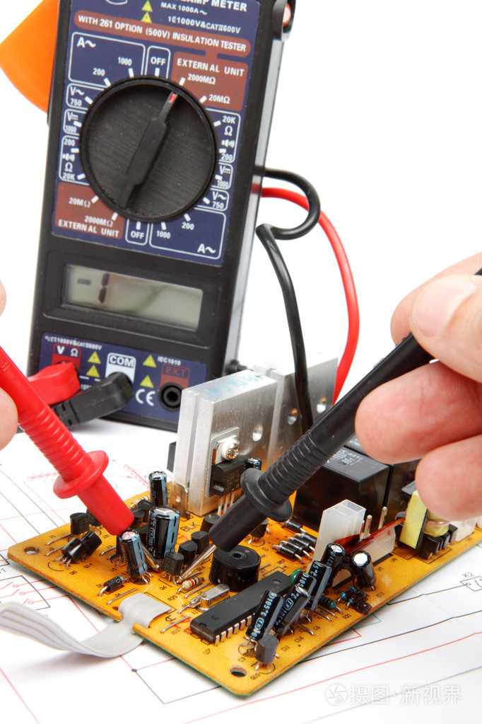 维修和诊断的电子产品.在白色背景上孤立