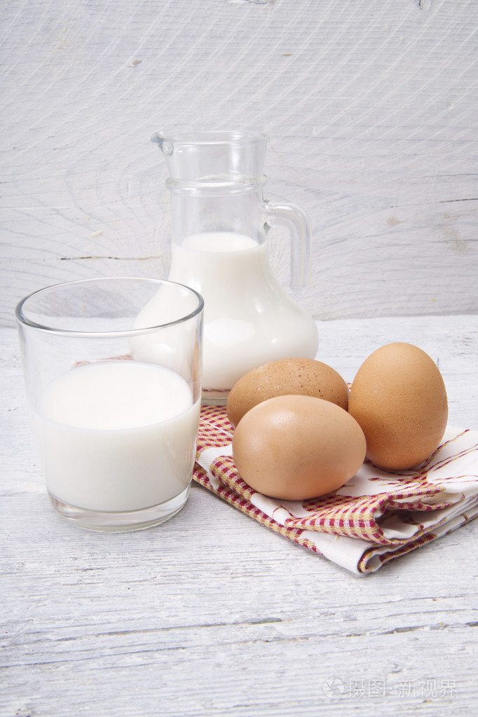新鲜的牛奶与鸡蛋