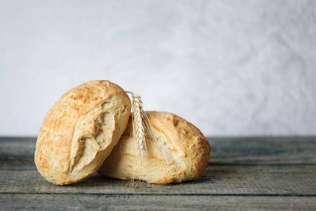 两个新鲜的自制面包 ciabatta 在旧木板的背景, 与复制空间.