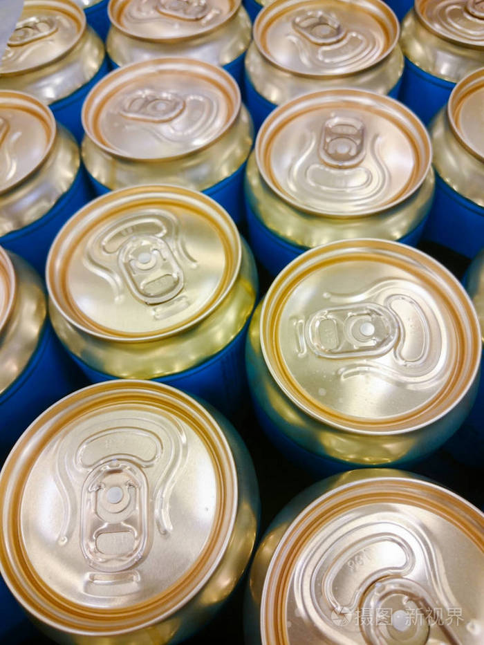 超市里有很多啤酒罐特写