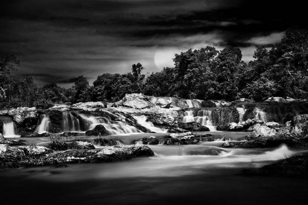 黑色和白色 Konpapeng 瀑布, 老挝