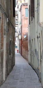 非常狭窄的街道叫在威尼斯语的卡利在意大利威尼斯的房子