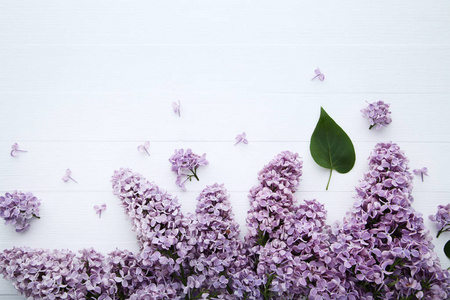 白色木桌上的紫色丁香花