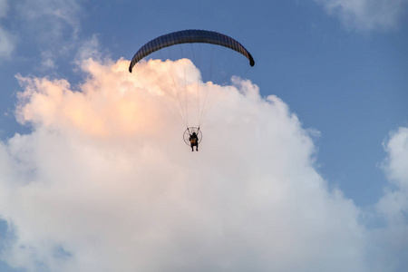 Paramotor 电动滑翔伞在天空中