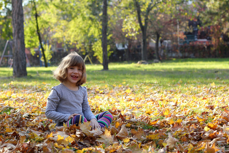 快乐的小女孩在秋天公园
