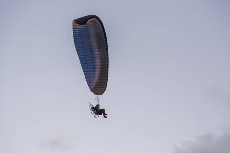 Paramotor 电动滑翔伞在天空中