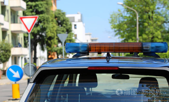 一辆警车的警笛承诺在事件中确保公共秩序