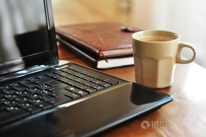 笔记本电脑和咖啡