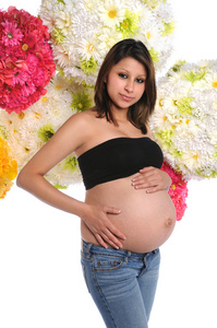 西班牙裔美国人孕妇肚子上的手