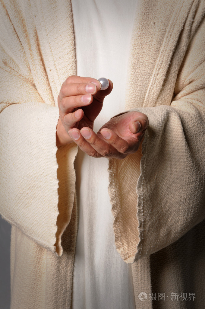 手中持有珍珠的耶稣