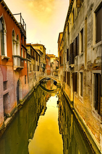 日落时在威尼斯的运河, 意大利。威尼斯的建筑和地标