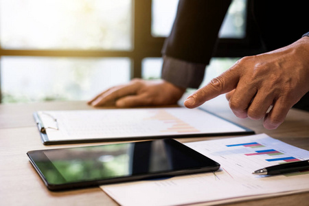 专业的商业女性工作, 在数字平板电脑上做财务, 文档图和分析业务策略