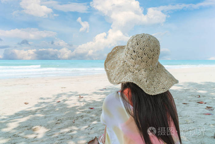 摄图新视界 照片 人物 年轻女性坐在热带海滩上的后景色和夏天的放松.