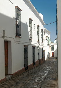 街装饰着白色的房屋