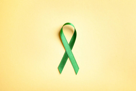 绿色缎带上的颜色背景, 顶部视图。癌症意识
