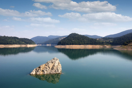 Zaovine 湖塔拉山西塞尔维亚风景夏天季节