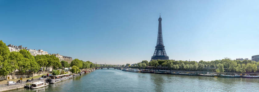 巴黎, 法国, 在晴朗的日子里漂浮着小船的埃菲尔铁塔