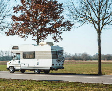 白色 Rv 休闲车旅行车驾驶快速在高速公路到假日目的地野营