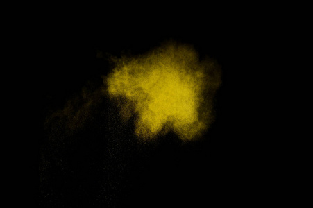在黑色背景上的黄色粉末爆炸。彩色的粉末云。多彩的粉尘爆炸。油漆洒红节