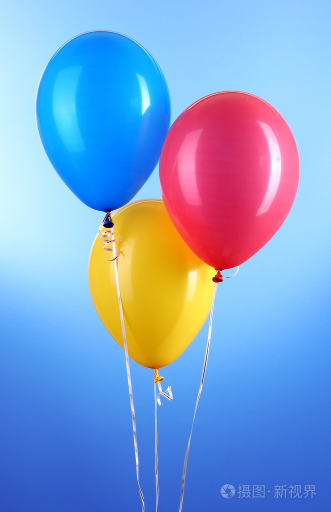 蓝色背景上的三个彩色气球