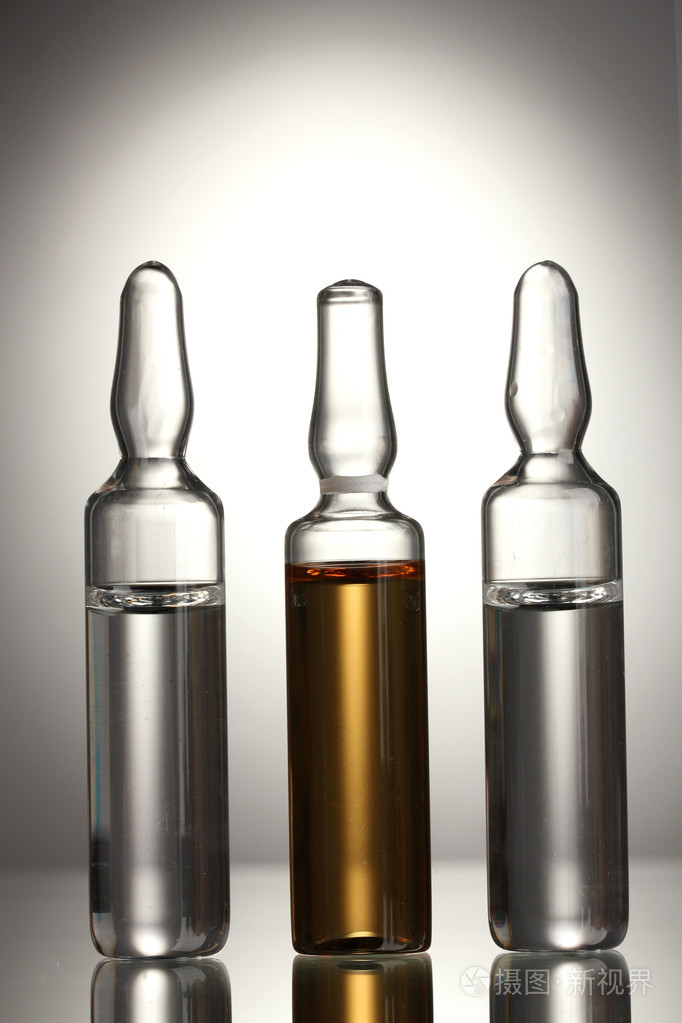 灰色背景上医疗安瓿