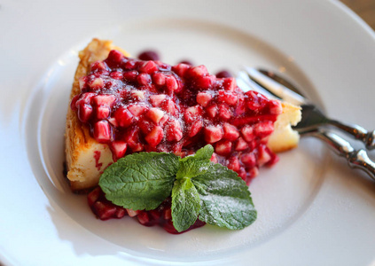 明亮美味的芝士蛋糕甜点与水果在餐厅的宏观照片