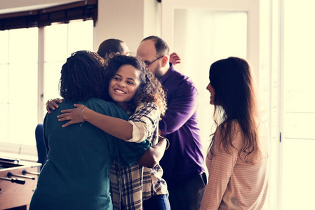 互相介绍朋友们互相拥抱照片