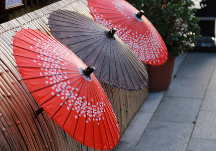 日本装饰彩色雨伞图片