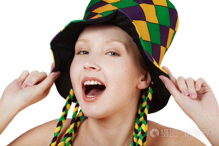 漂亮的金发女孩在做鬼脸的小丑帽子