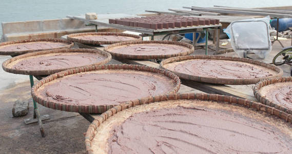 香港大澳在阳光下晒干的虾膏照片