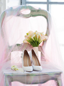 白色的鞋子, 闪闪发亮的粉红色面纱和新娘花束与马蹄莲百合。婚礼详情