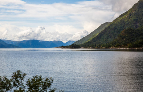 风景与海湾和山在挪威