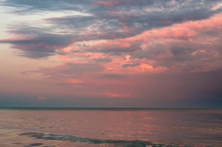 风暴云上的亚速海海, 照亮了夕阳, 海地平线