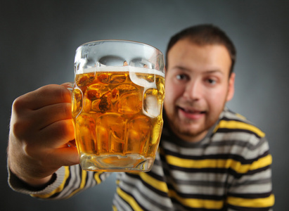 喝醉的男人照片