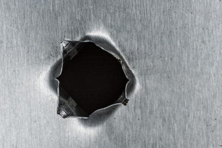 金属板弹孔照片